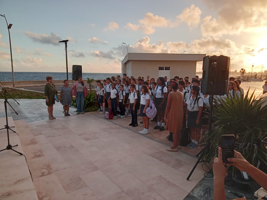 Estudiantes de la Secundaria Básica Guerrilleros de América rinden homenaje a los caídos en Barbados y al aniversario Diez de Octubre en un matutino especial